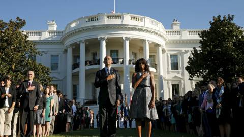 Barack Obama y Michelle Obama guardan un momento de silencio en el jardín sur de la Casa Blanca para conmemorar el 14 aniversario de los ataques del 11 de septiembre. REUTERS