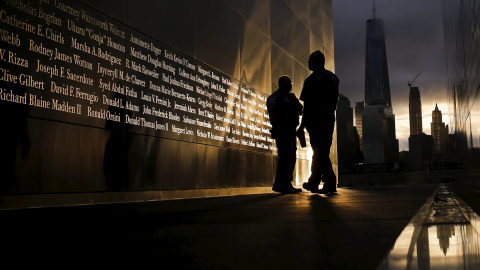 La gente lee los nombres de los fallecidos en el 11 de septiembre en el Liberty State Park en Jersey City. REUTERS