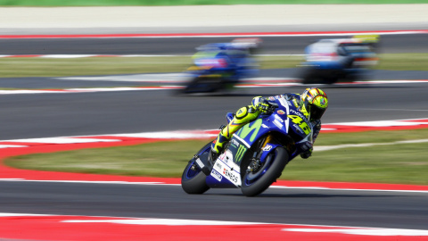 El piloto de MotoGP Rossi toma una curva durante los primeros entrenamientos libres del Gran Premio de San Marino en el circuito situado en el centro de Italia. REUTERS