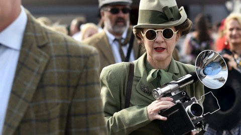 Los visitantes y los entusiastas de los coches asisten al festival de automovilismo histórico 'Goodwood Revival' en Goodwood, cerca de Chichester, en el sur de Inglaterra. REUTERS