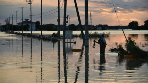 El agua ha anegado las calles de Joso tras el desbordamiento del río Kinugawa en la prefectura de Ibaraki, al noreste de Tokio (Japón). EFE/Franck Robichon