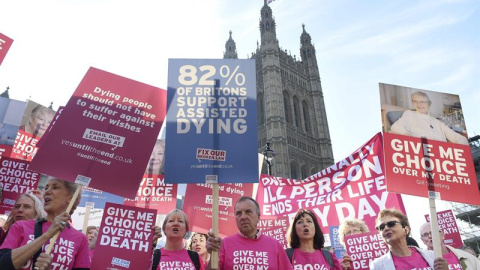 Manifestantes a favor del suicidio asistido protestan ante el Parlamento británico en Londres. - EFE Manifestantes a favor del suicidio asistido protestan ante el Parlamento británico en Londres. - EFE