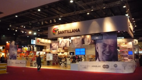 Stand de la editorial Santillana en la feria del libro de 2011. Stand de la editorial Santillana en la feria del libro de 2011.