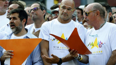 Jordi Sànchez, Raul Romeva y Lluis Llach, en la manifestación con motivo de la Diada. - EFE Jordi Sànchez, Raul Romeva y Lluis Llach, en la manifestación con motivo de la Diada. - EFE