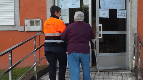 Una cuidadora acompaña a una señora en Vigo. / FUNDACIÓN ERGUETE Una cuidadora acompaña a una señora en Vigo. / FUNDACIÓN ERGUETE