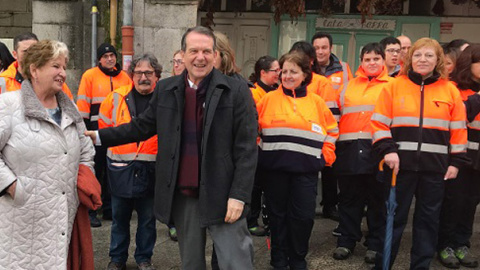 Carmen Avendaño, de Érguete, y Abel Caballero, alcalde de Vigo, con los cuidadores de barrio. / FUNDACIÓN ÉRGUETE Carmen Avendaño, de Érguete, y Abel Caballero, alcalde de Vigo, con los cuidadores de barrio. / FUNDACIÓN ÉRGUETE