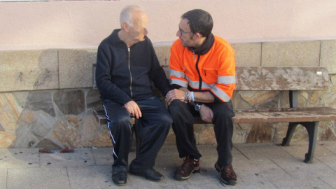 Un cuidador de barrio acompaña a una señor en Vigo. / FUNDACIÓN ERGUETE Un cuidador de barrio acompaña a una señor en Vigo. / FUNDACIÓN ERGUETE