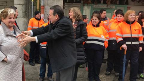 Carmen Avendaño, de Érguete, y Abel Caballero, alcalde de Vigo, con los cuidadores de barrio. / FUNDACIÓN ÉRGUETE Carmen Avendaño, de Érguete, y Abel Caballero, alcalde de Vigo, con los cuidadores de barrio. / FUNDACIÓN ÉRGUETE