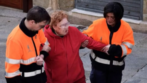 Dos cuidadores de barrio acompañan a una señora en Vigo. / FUNDACIÓN ERGUETE Dos cuidadores de barrio acompañan a una señora en Vigo. / FUNDACIÓN ERGUETE
