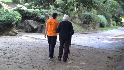 Una cuidadora de barrio acompaña a una anciana en Vigo. / FUNDACIÓN ERGUETE Una cuidadora de barrio acompaña a una anciana en Vigo. / FUNDACIÓN ERGUETE