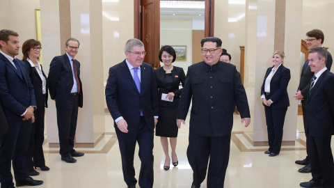 El líder norcoreano, Kim Jong Un, junto al presidente del COI, Thomas Bach, en una reunión mantenida el pasado 31 de marzo. /REUTERS El líder norcoreano, Kim Jong Un, junto al presidente del COI, Thomas Bach, en una reunión mantenida el pasado 31 de marzo. /REUTERS