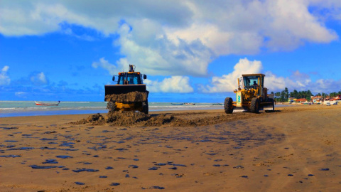 Trabajos de limpieza en la playa de Pontal do Peba, en el municipio de Piaçabuçu, en el estado brasileño de Alagoas. COMUNICACIÓN PIAÇABUÇU Trabajos de limpieza en la playa de Pontal do Peba, en el municipio de Piaçabuçu, en el estado brasileño de Alagoas. COMUNICACIÓN PIAÇABUÇU