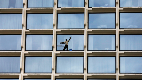 Un trabajador limpia los cristales de un hotel de lujo en Colombo, Sri Lanka. REUTERS/Dinuka Liyanawatte Un trabajador limpia los cristales de un hotel de lujo en Colombo, Sri Lanka. REUTERS/Dinuka Liyanawatte