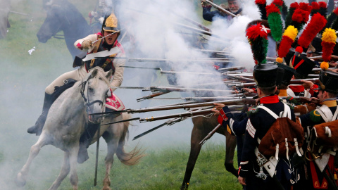 Los participantes recrean la batalla de Borodino 1812 entre Rusia y el ejército invasor francés durante la celebración del aniversario en la región de Moscú, Rusia. REUTERS / Sergei Karpukhin
