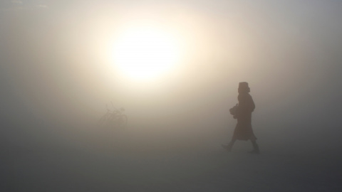 Los participantes viajan a través del polvo. Aproximadamente 70.000 personas de todo el mundo se reunieron para el 30º festival de música 'Burning Man' en el Black Rock Desert de Nevada, EE.UU. REUTERS / Jim Urquhart