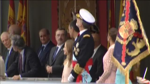  Un paracaidista se queda enganchado a una farola en el desfile del DÃ­a de la Hispanidad