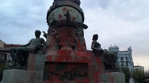 Pintan de rojo el monumento a ColÃ³n en Valladolid
