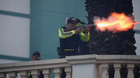 Un policía ecuatoriano dispara durante los altercados en el país. REUTERS/Carlos Garcia Rawlins Un policía ecuatoriano dispara durante los altercados en el país. REUTERS/Carlos Garcia Rawlins