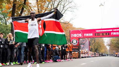 Eliud Kipchoge tras finalizar la maratón. EFE/EPA/CHRISTIAN BRUNA Eliud Kipchoge tras finalizar la maratón. EFE/EPA/CHRISTIAN BRUNA