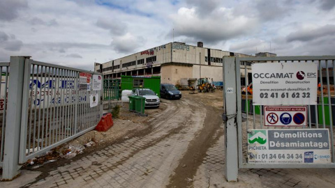 Empleados trabajan en una estación de trenes abandonada para acondicionarla como el primer campamento para refugiados de París. - EFE Empleados trabajan en una estación de trenes abandonada para acondicionarla como el primer campamento para refugiados de París. - EFE