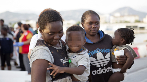 Un grupo de las 44 personas interceptadas por Salvamento Marítimo en una patera, que se suman a los otros 63 inmigrantes rescatados en las últimas horas de otras dos pateras, llegan al puerto de Motril, en Granada. EFE/Miguel Paquet Un grupo de las 44 personas interceptadas por Salvamento Marítimo en una patera, que se suman a los otros 63 inmigrantes rescatados en las últimas horas de otras dos pateras, llegan al puerto de Motril, en Granada. EFE/Miguel Paquet