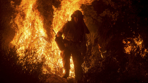 Un bombero lucha contra el fuego cerca de San Andreas, California. REUTERS