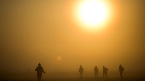 Los migrantes viajan a pie a través de un campo para evitar los puestos de control que conectan Horgos y Szeged, cerca Röszke. EFE / BALAZS MOHAI