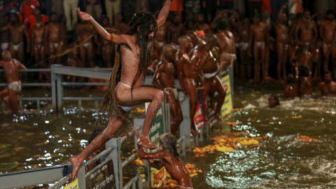 Un Naga Sadhu -o santo hindú- saltando en un estanque sagrado durante una fiesta en Trimbakeshwar. REUTERS
