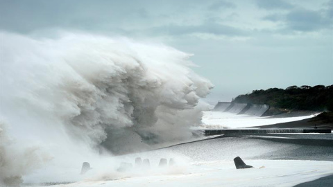 Olas gigantes generadas este sábado por el tifón Hagibis en Mihama, en la prefectura de Mie, Japón. Las autoridades de Japón activaron hoy una inusual alerta máxima por lluvias ante la aproximación del potente tifón Hagibis, que antes de to Olas gigantes generadas este sábado por el tifón Hagibis en Mihama, en la prefectura de Mie, Japón. Las autoridades de Japón activaron hoy una inusual alerta máxima por lluvias ante la aproximación del potente tifón Hagibis, que antes de to