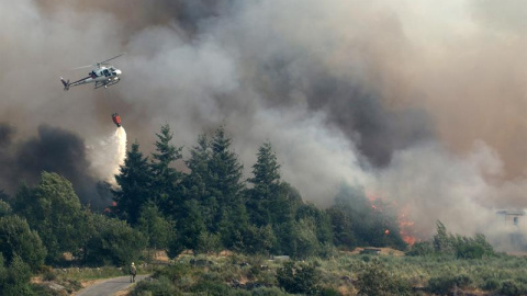 Un helicóptero intenta sofocar el incendio de Muiños, en Ourense, donde se ha decretado la situación 2 por la proximidad a las viviendas/EFE Un helicóptero intenta sofocar el incendio de Muiños, en Ourense, donde se ha decretado la situación 2 por la proximidad a las viviendas/EFE