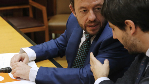 El portavoz de Fiscalidad del grupo parlamentario de Ciudadanos, Francisco De la Torre, habla con el portavoz de Economía, Toni Roldán, del mismo partido en una imagen de archivo. EFE El portavoz de Fiscalidad del grupo parlamentario de Ciudadanos, Francisco De la Torre, habla con el portavoz de Economía, Toni Roldán, del mismo partido en una imagen de archivo. EFE