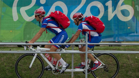 Unos ciclistas en un tándem entrenando en la Villa Paralímpica de Río. /EFE Unos ciclistas en un tándem entrenando en la Villa Paralímpica de Río. /EFE