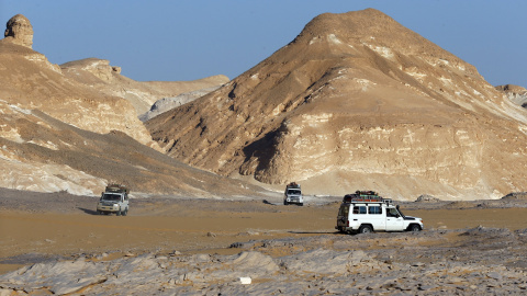 Algunos coches cruzan el desierto egipcio y el Oasis de Bahariya , al suroeste de El Cairo./ REUTERS Algunos coches cruzan el desierto egipcio y el Oasis de Bahariya , al suroeste de El Cairo./ REUTERS