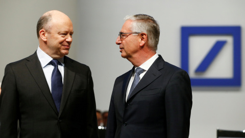 El hasta ahora consejero delegado de Deutsche Bank, John Cryan, con el presidente del consejo de supervisión del primer banco alemán, Paul Achleitner, en la última junta de accionistas de la entidad en mayo de 2017. REUTERS/Ralph Orlowski El hasta ahora consejero delegado de Deutsche Bank, John Cryan, con el presidente del consejo de supervisión del primer banco alemán, Paul Achleitner, en la última junta de accionistas de la entidad en mayo de 2017. REUTERS/Ralph Orlowski