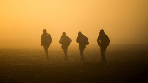 Refugiados caminan por el campo para evitar los controles de la policía en las vías del tren que conectan Horgos Szeged. cerca de Roszke en Hungría. EFE Refugiados caminan por el campo para evitar los controles de la policía en las vías del tren que conectan Horgos Szeged. cerca de Roszke en Hungría. EFE