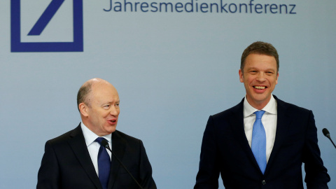 El hasta ahora consejero delegado de Deutsche Bank, John Cryan, junto a su sustituto Christian Sewing, en la rueda de prensa anual de la entidad el pasado febrero. REUTERS/Ralph Orlowski El hasta ahora consejero delegado de Deutsche Bank, John Cryan, junto a su sustituto Christian Sewing, en la rueda de prensa anual de la entidad el pasado febrero. REUTERS/Ralph Orlowski
