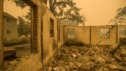 Las paredes de una residencia quemada en Middletown. REUTERS