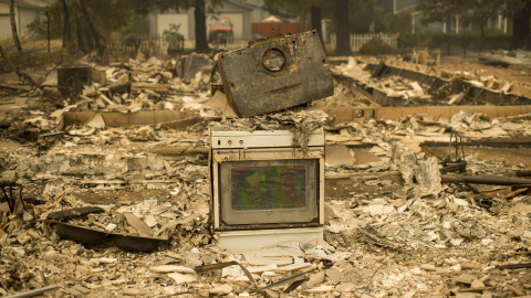 Lo que queda de un horno de cocina en una casa completamente arrasada por el incendio en California. REUTERS
