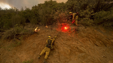 Varios bomberos trabajan en la extinción del incendio cerca de San Andreas. REUTERS