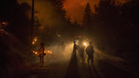 Los bomberos, trabajando en la extinción. REUTERS
