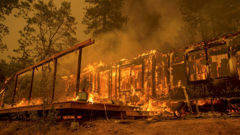 Una casa arde cerca de Mountain Ranch. REUTERS