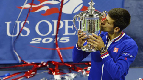 Novak Djokovic besa el trofeo de campeón en el Open USA. / CJ GUNTHER (EFE) Novak Djokovic besa el trofeo de campeón en el Open USA. / CJ GUNTHER (EFE)