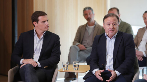 El presidente de Ciudadanos, Albert Rivera, junto al exdirigente socialista Joan Mesquida. / EFE El presidente de Ciudadanos, Albert Rivera, junto al exdirigente socialista Joan Mesquida. / EFE