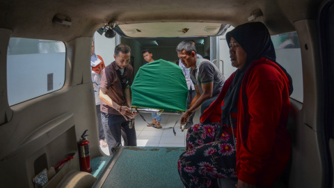 Fallecido por consumir alcohol casero contaminado en IndonesiaFamiliares de un fallecido por consumir alcohol casero adulterado introducen su cuerpo en una ambulancia. /REUTERS Fallecido por consumir alcohol casero contaminado en IndonesiaFamiliares de un fallecido por consumir alcohol casero adulterado introducen su cuerpo en una ambulancia. /REUTERS