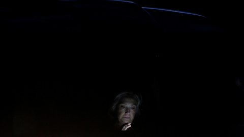 La candidata demócrata a la presidencia de EEUU, Hillary Clinton, espera en su coche después de llegar al aeropuerto del condado de Westchester en White Plains, Nueva York. REUTERS/Brian Snyder