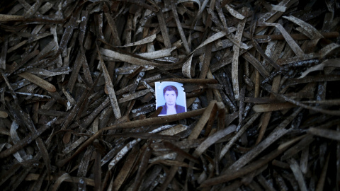 Una foto de pasaporte de un migrante encontrada entre las algas en la costa de la isla de Lesbos, 14 de septiembre de 2015. REUTERS/Alkis Konstantinidis