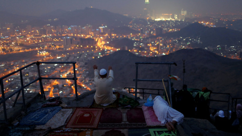 Un peregrino reza en el monte Al- Noor durante de la peregrinación anual del Haj en la ciudad santa de La Meca. REUTERS/Ahmed Jadallah