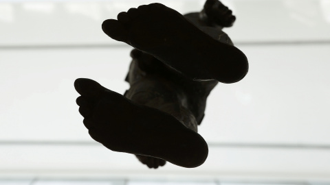 La escultura "Objeto 1999" de tamaño natural del artista británico Anthony Gormley se exhibe en la Galería Nacional de Retratos de Londres. REUTERS/Neil Hall