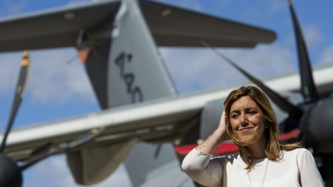 La presidenta de la Junta de Andalucía, Susana Díaz, durante su visita hoy a la planta de San Pablo de Airbus Defence and Space, donde se realiza el ensamblaje del avión militar A400M, en el que ha sido el primer acto en su agenda oficial t