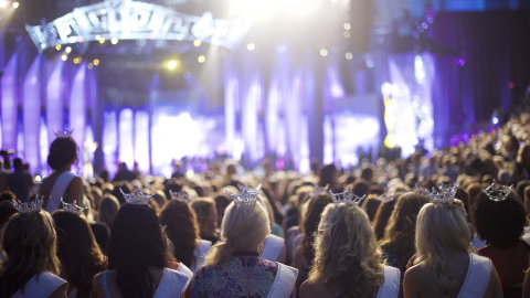 Ganadoras del desfile de belleza esperan el inicio de la 95a Miss América en el Boardwalk Hall en Atlantic City, Nueva Jersey. REUTERS / Marcos Makela